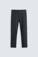 Pantalón negro de corte recto, confeccionado en tejido de mezcla de algodón y lino. Presenta cintura elástica, bolsillos laterales y traseros.