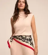 Blusa sin mangas femenina confeccionada en tejido Rib, con cuello alto.