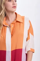 Vestido camisero corto de viscosa con estampado de rayas verticales en tonos naranja, blanco, rojo, lila y amarillo.