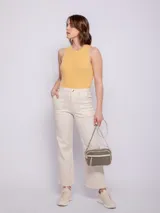 Pantalón recto de tiro alto, con bolsillos frontales grandes y diseño clásico.