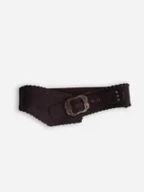 Faja ancha de cuero negro con pespuntes y hebilla metálica con diseño floral.