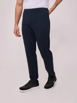Pantalón deportivo jogger recto azul marino, confeccionado en 60% algodón y 40% poliéster.