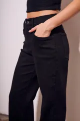 Pantalón de jean negro de corte wide leg y tiro medio.