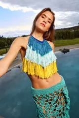 Top tejido a mano con hilado de cintas multicolor. Diseño con tres capas de flecos.