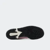 Championes New Balance 550 color rosa con detalles en gris y blanco.