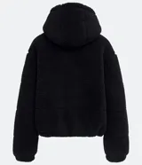 Campera puffer de sherpa color negro, con capucha, cierre frontal y regulador elástico en la cintura.