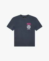 Remera blanca de manga corta con cuello redondo y estampado en el pecho con el logo de Deus Ex Machina en rojo y un diseño de ojo en azul.