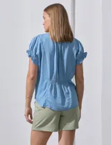 Blusa celeste de lyocell, con cuello a la base y escote en V. Manga corta con detalle de punto smock. Marca Zac & Rachel.