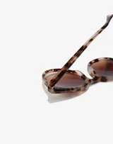 Lentes de sol Hawkers unisex, modelo Resort, con montura redonda de acetato color carey y lentes degradadas marrones.