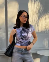 Remera blanca con estampado sublimado de una fotografía en blanco y negro.