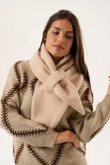 Bufanda color crudo de paño pesado con terminación en pico y textura suave.