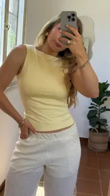 Top amarillo de lycra con escote redondo y corte ajustado.