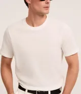Remera de corte regular confeccionada en algodón y poliéster, con cuello redondo, manga corta y textura waffle.