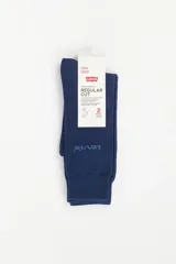 Pack de dos pares de medias de algodón azul marino con logo de Levi's en el tobillo.