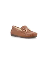 Mocasín de cuero graneado color verde oscuro, con interior de cuero con pelo, cordón de cuero a contratono con punteras metálicas y suela de TR.