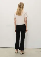 Pantalón de jean negro de corte recto con terminación desflecada.