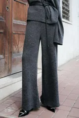 Pantalón ancho de punto color gris oscuro, con cintura elástica y tiro alto.
