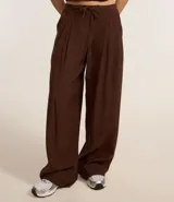 Pantalón wide leg color marrón chocolate, de corte sastrero con cintura elástica y lazo ajustable.