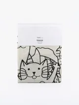 Delantal de cocina color natural con estampado de gatos en negro.