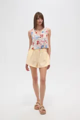 Short color crema de viscosa, de calce alto y corte ancho.