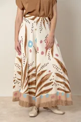 Pantalón palazzo de viscosa color crudo con estampado de hojas y flores en tonos azules y marrones. Cintura elastizada en la parte trasera.