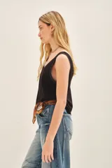 Remera blanca de lino y viscosa con moldería línea A y detalles en rib con lurex en escote y sisas.
