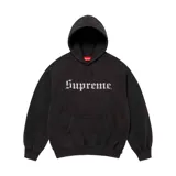 Canguro negro con capucha y bolsillo tipo pouch. Estampa frontal con el logo de Supreme en tipografía Old English.