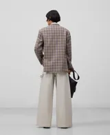 Blazer sastre de algodón con cuello de pico, manga larga con tres botones en el puño, bolsillo de vivo en el pecho y bolsillos de tapeta en el delantero.