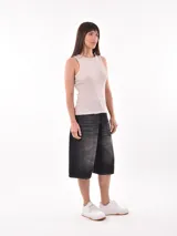 Musculosa gris claro de punto canalé, con cuello redondo y sisas anchas.