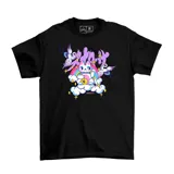 Remera negra de algodón con estampado de un gato de la suerte sobre una nube, rodeado de grullas y estrellas. Diseño de Marieru.