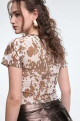 Top corto de microtul con estampado de leopardo en tonos grises.