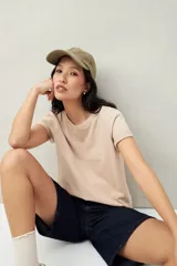 Remera blanca de algodón con cuello redondo y mangas cortas.