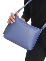Cartera bandolera Tahari modelo Cooper, color azul, confeccionada en ecocuero con textura granulada. Cuenta con asa larga regulable, compartimento principal con cierre, bolsillos internos y un monedero extra con cierre.