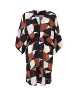 Vestido corto con estampado geométrico en tonos blanco, negro y marrón. Tiene escote en V y mangas cortas amplias.