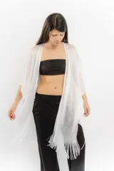 Ruana de lurex plateado con apliques de piedras y flecos.