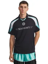 Remera de fútbol negra con cuello polo blanco, mangas cortas con detalles en blanco y celeste, logo de Mansory estampado en el pecho y logo de Under Armour en el cuello.