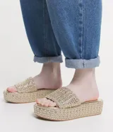 Sandalia flatform negra con superficie trenzada, tira ancha y puntera redonda.