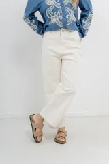 Sandalias de cuero color beige con tiras cruzadas y hebillas metálicas. Base anatómica de corcho y goma antideslizante.