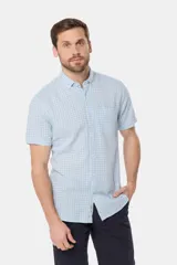 Camisa de manga corta a cuadros, color blanco con líneas celestes y beige. Tiene un bolsillo en el pecho y logo bordado. Corte slim fit.