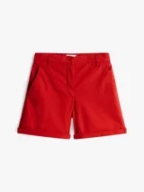 Pantalón corto rojo de corte Mom, con bolsillos laterales y traseros, y bajos con vuelta.
