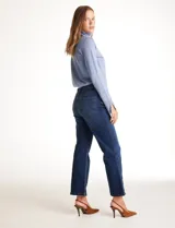 Jean elastizado azul oscuro, marca Mynt 1792, de tiro alto y corte bootcut con tajos laterales en el ruedo. Cuenta con pretina con pasadores, botón y cierre, y bolsillos delanteros y traseros.