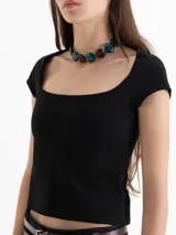 Top negro de manga corta con escote cuadrado y logo bordado en el lateral.