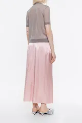 Falda midi de satén color rosa pálido, de corte recto, con cierre de cremallera invisible trasera y abertura trasera en el bajo.