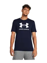 Remera blanca de hombre, marca Under Armour, modelo Sportstyle Logo. Tiene mangas cortas y cuello redondo. El logo de la marca está estampado en el pecho en color negro.
