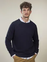 Sweater de punto color azul marino con cuello redondo y mangas raglán.