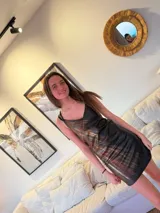 Vestido corto con estampado abstracto en tonos marrones y negros, escote en V, espalda baja y tirantes finos. Pintado a mano.