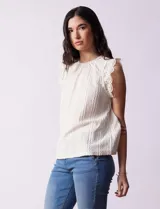 Blusa color crema en tejido elastizado, con aplique de puntilla en las sisas y abertura con botón en la espalda.