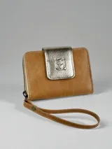 Billetera pequeña de cuero color marrón con cierre de cremallera y solapa dorada con broche a presión. Incluye correa de mano.