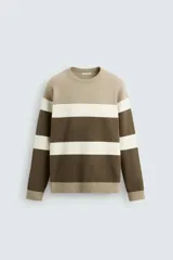 Sweater de punto color beige con franjas horizontales marrones y blancas, de cuello redondo y manga larga.