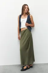 Falda midi color champagne de satén con cintura elástica.
